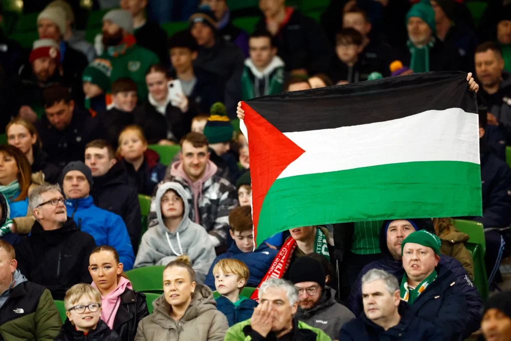 des footballeurs et artistes exigent le boycott des matchs contre Israël
