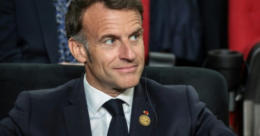 Emmanuel Macron arrive au Kenya pour un sommet Afrique-France baptisé « Africa Forward »