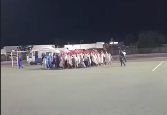 des militants chauffent déjà le stade Caroline Faye avant le meeting (vidéo)