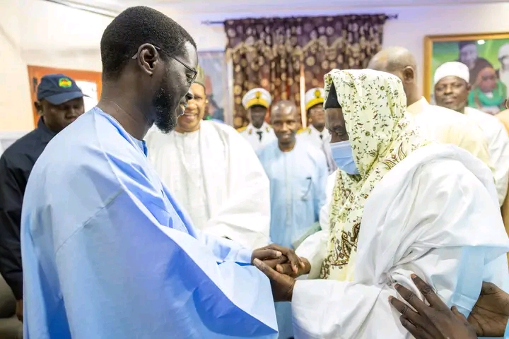 Louga – Guéoul : Bassirou Diomaye Faye en visite chez des guides religieux et auprès d’une famille endeuillée