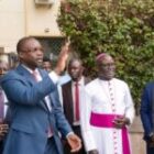 Visite de Ousmane Sonko chez Monseigneur André Guèye : Les images de la rencontre…