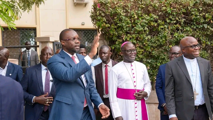 Visite de Ousmane Sonko chez Monseigneur André Guèye : Les images de la rencontre…