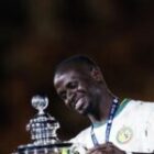 Sadio Mané célèbre avec le maillot « Champion d&rsquo;Afrique » du Sénégal (photo)