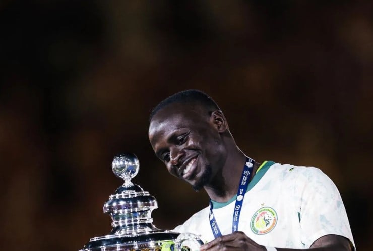 Sadio Mané célèbre avec le maillot « Champion d&rsquo;Afrique » du Sénégal (photo)