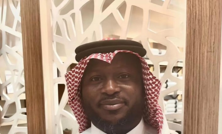 Modou Lô aperçu à La Mecque dans une élégante tenue saoudienne (photo)