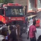 Les sapeurs-pompiers hués par des jeunes qui ont maitrisé les flammes eux-mêmes, à Grand Dakar (vidéo)
