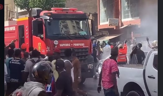 Les sapeurs-pompiers hués par des jeunes qui ont maitrisé les flammes eux-mêmes, à Grand Dakar (vidéo)