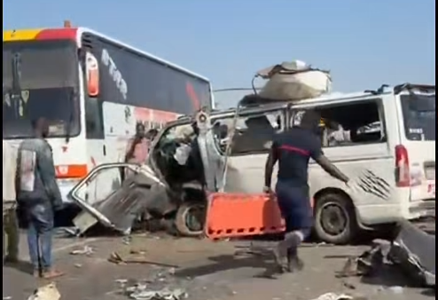Une collision entre un bus et un minicar de type «Cheikhou Cherifou» perturbe la circulation