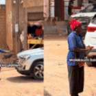 cette vieille dame qui régule la circulation depuis 10 ans au Sénégal