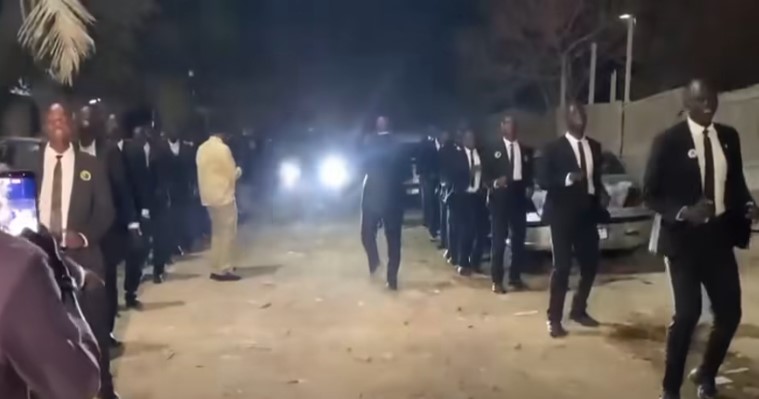 L’arrivée spectaculaire de Serigne Modou Kara Mbacké dans l’émission “Faram Facce” (vidéo)