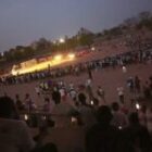 des voitures utilisées pour éclairer une séance de tirs au but