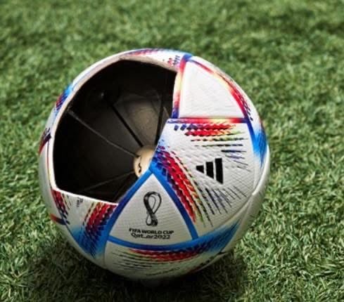 La FIFA présente le ballon TRIONDA avec technologie VAR intégrée