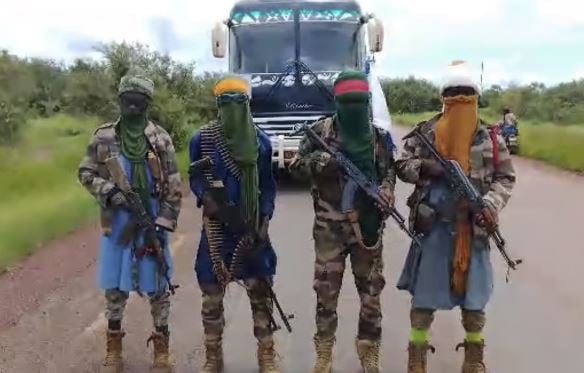 des voitures incendiées près de Bamako par des hommes armés