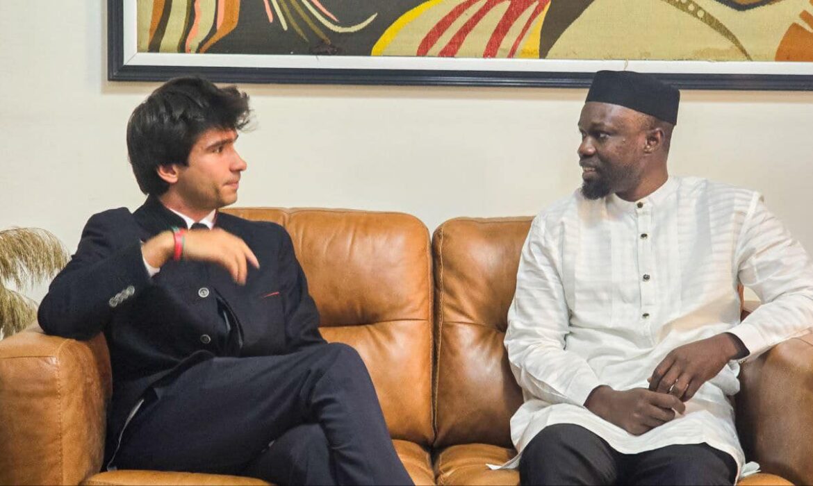 Juan Branco réagit au limogeage de Sonko, qualifiant l&rsquo;événement de trahison