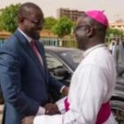 Ousmane Sonko en visite chez Monseigneur André Guéye avant le pèlerinage
