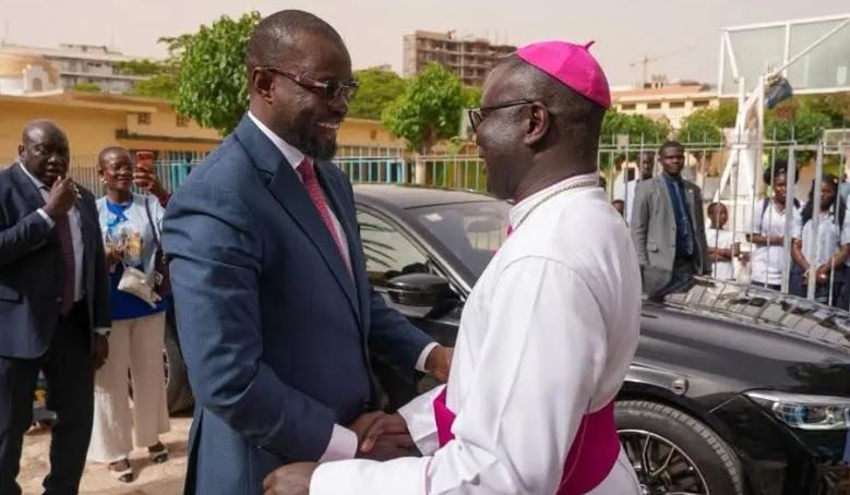 Ousmane Sonko en visite chez Monseigneur André Guéye avant le pèlerinage