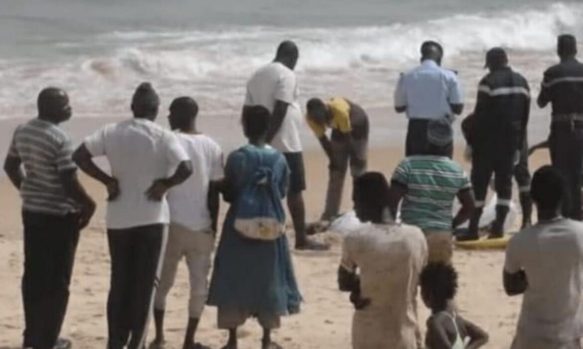 La mer rejette un corps sans vie sur la plage de Khondio