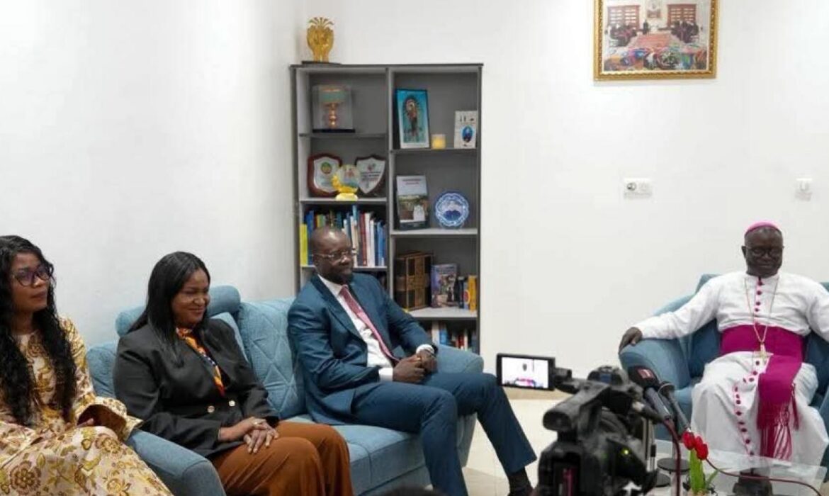 Ousmane Sonko, Marie Rose Faye et Béatrice Germaine Faye reçus par l&rsquo;Archevêque