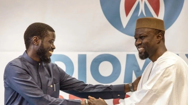 Sénégal : une loi promulguée par Diomaye Faye relance l’option Sonko en 2029