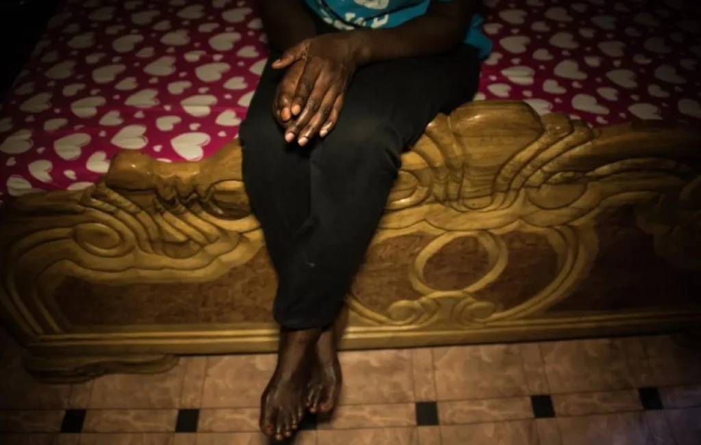 un père livre sa fille de 15 ans aux gendarmes pour abandon de nourrisson